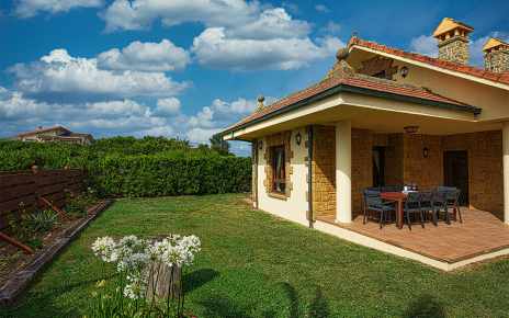 Los jardines rodean la villa